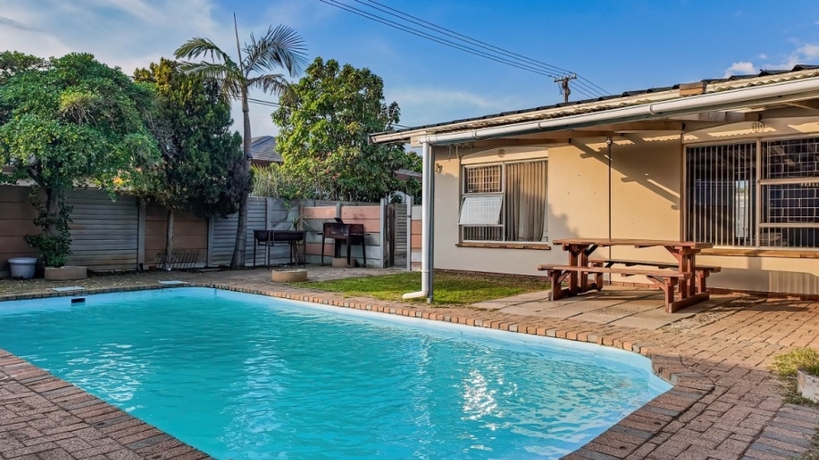 4 Bedroom Property for Sale in Oakglen Western Cape